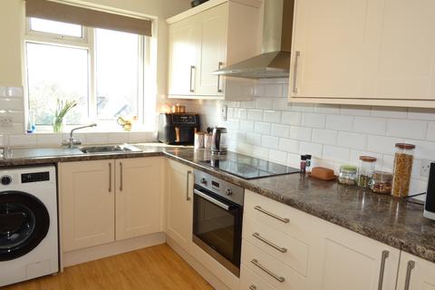 2 bedroom flat for sale, Woodlea Court, Leeds LS17