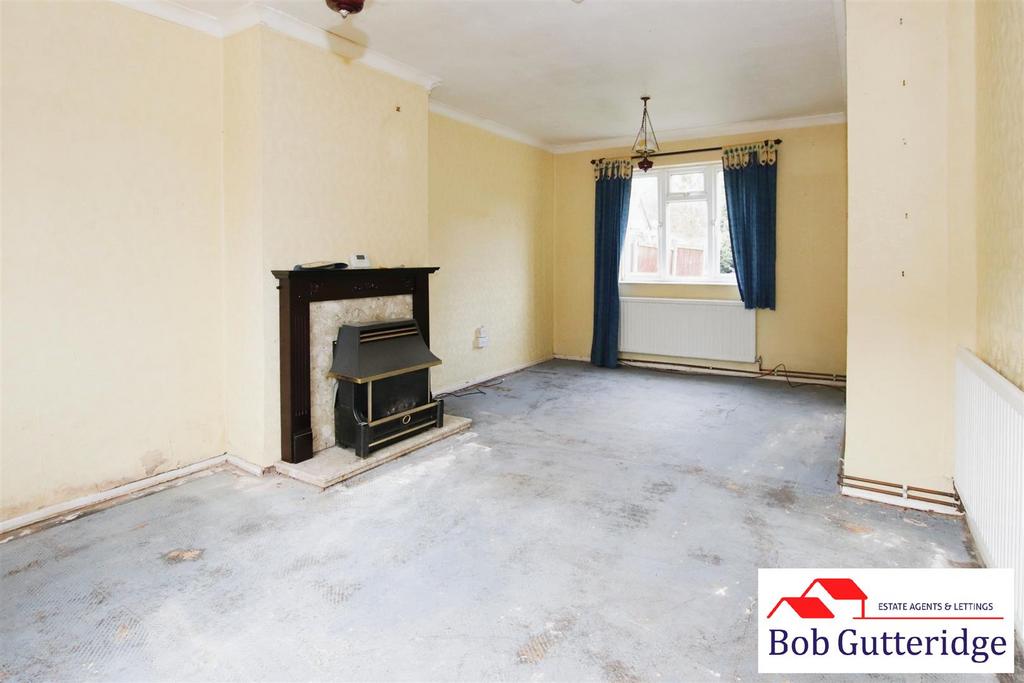 Through lounge/dining room