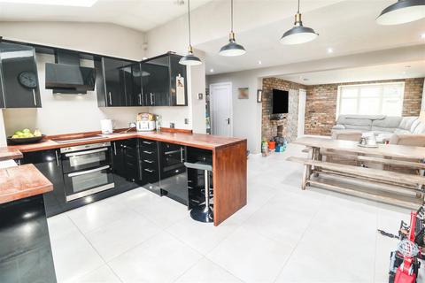 undefined, The Oxleys, Harlow