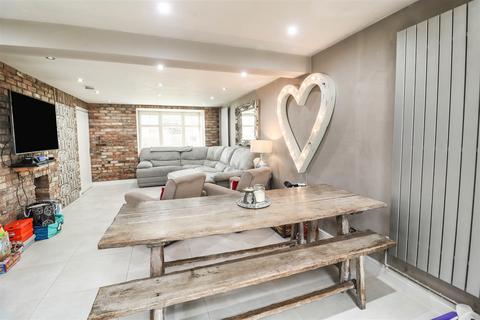 undefined, The Oxleys, Harlow