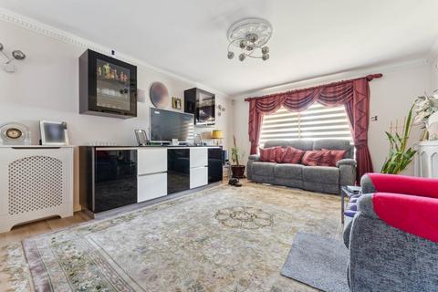 2 bedroom flat for sale, The Cloisters, Bushey