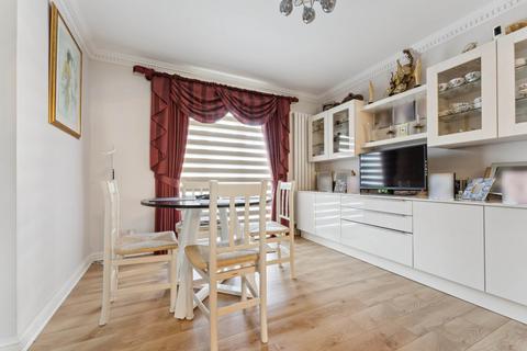 2 bedroom flat for sale, The Cloisters, High Street, Bushey