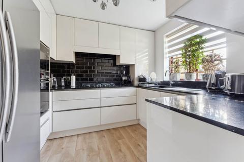 2 bedroom flat for sale, The Cloisters, High Street, Bushey