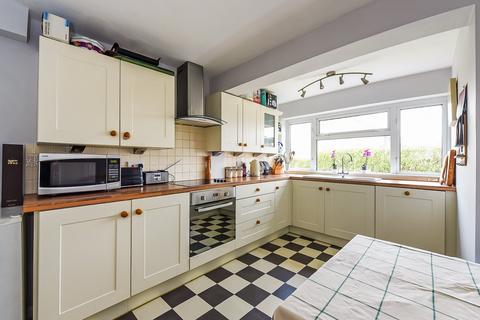 16 Avenue Close, Liphook, GU30 7QE