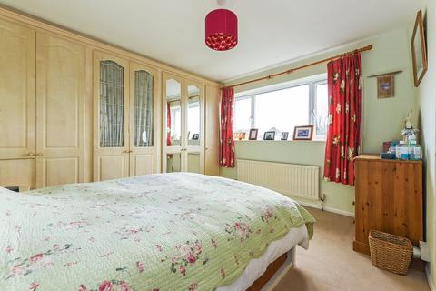 16 Avenue Close, Liphook, GU30 7QE