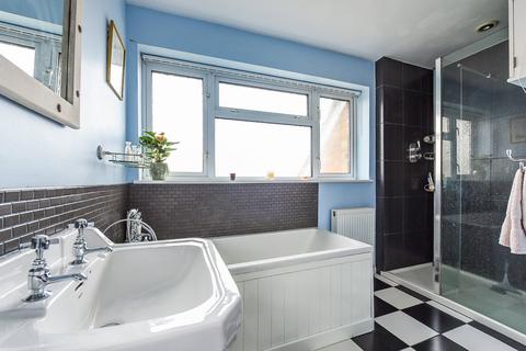 16 Avenue Close, Liphook, GU30 7QE