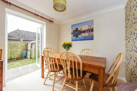 16 Avenue Close, Liphook, GU30 7QE