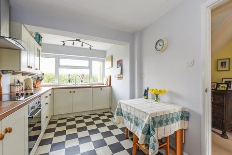 16 Avenue Close, Liphook, GU30 7QE