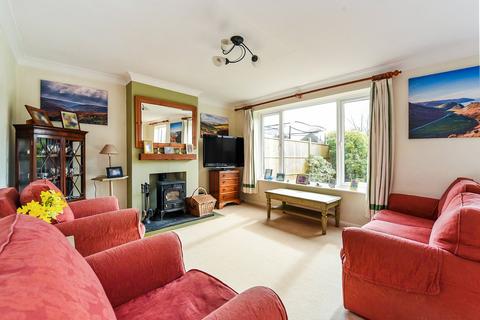 16 Avenue Close, Liphook, GU30 7QE