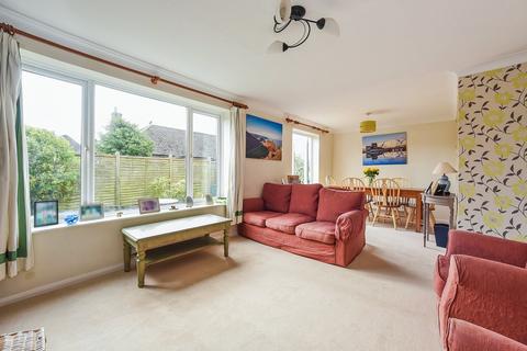 16 Avenue Close, Liphook, GU30 7QE