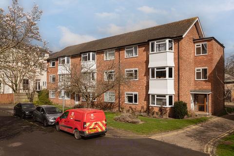 2 bedroom flat to rent, Kingswood Close, Surbiton