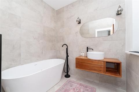 First Floor Flat, 112 Drayton Bridge Road, London, W7 1EP