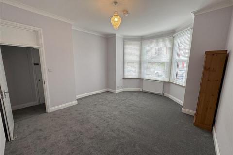 3 bedroom flat to rent, Chandos Road, London, NW2