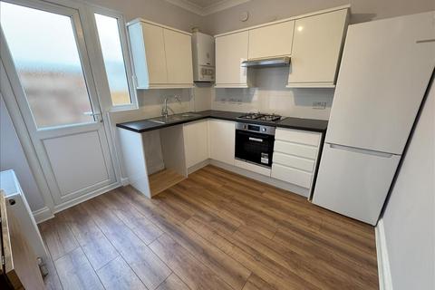 3 bedroom flat to rent, Chandos Road, London, NW2