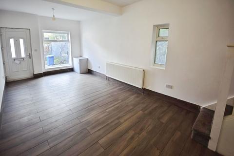 3 bedroom end of terrace house to rent, Gibson Street, Tunstall
