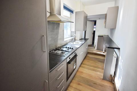 3 bedroom end of terrace house to rent, Gibson Street, Tunstall