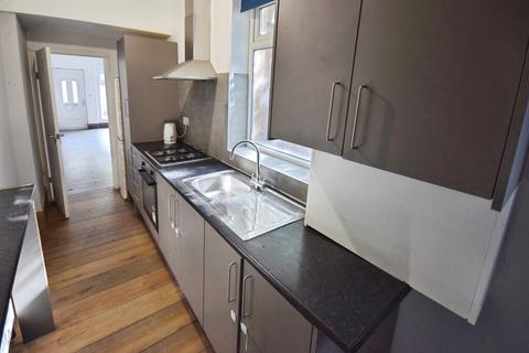 3 bedroom end of terrace house to rent, Gibson Street, Tunstall