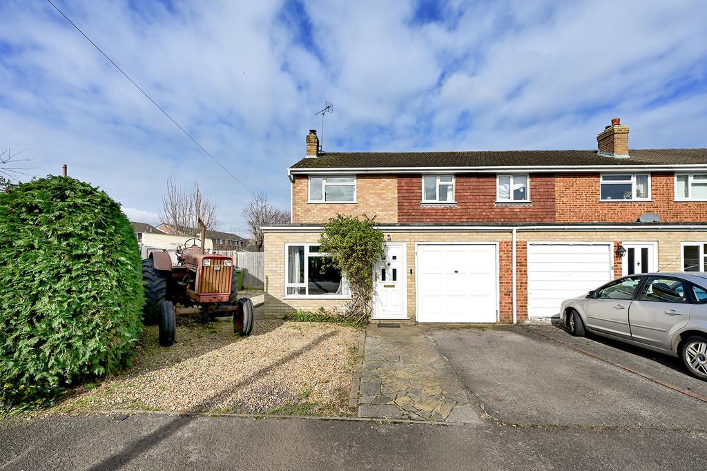 Tichborne Close, Camberley GU17 3 bed end of terrace house - £425,000