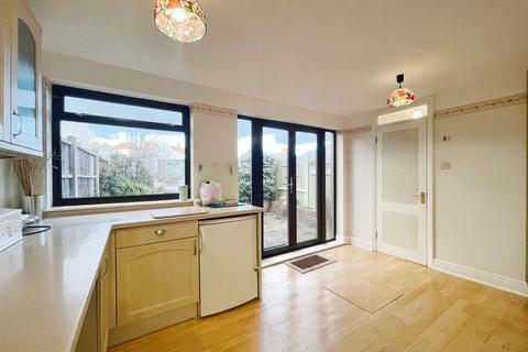 4 Coombe Close, Edgware, HA8 6BA