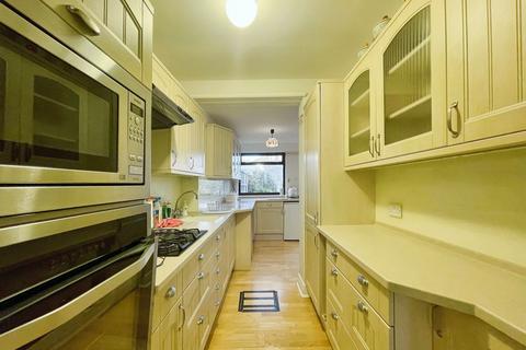 4 Coombe Close, Edgware, HA8 6BA