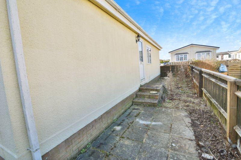 Garden to side