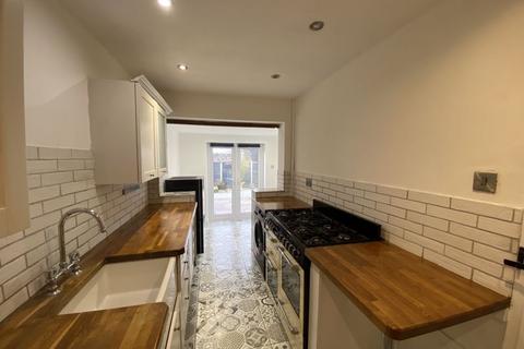 3 bedroom semi-detached house to rent, Booth Close, Kingswinford DY6