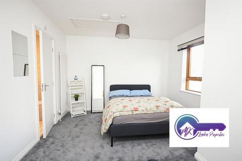 1 bedroom in a flat share to rent, London E14