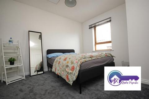 1 bedroom in a flat share to rent, London E14