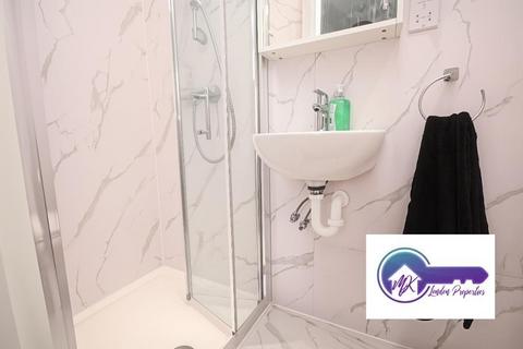 1 bedroom in a flat share to rent, London E14