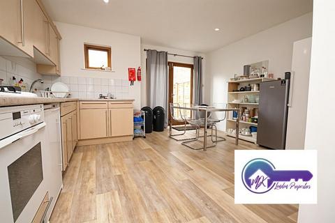 1 bedroom in a flat share to rent, London E14