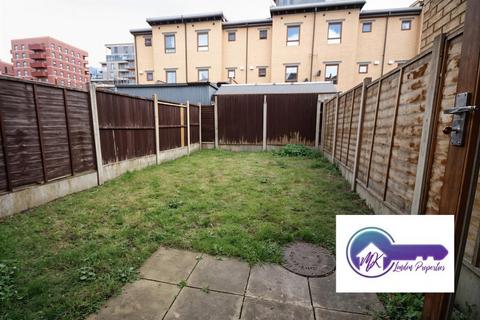 1 bedroom in a flat share to rent, London E14