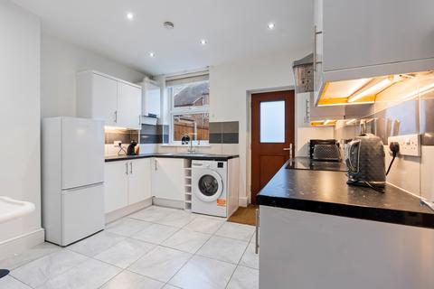 3 bedroom terraced house to rent, Wimbourne Road, Nottingham NG7