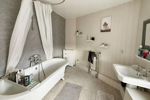 3 bedroom end of terrace house for sale, Newbridge Hill, Lincolnshire LN11
