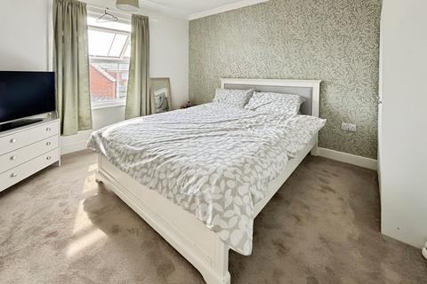 3 bedroom end of terrace house for sale, Newbridge Hill, Lincolnshire LN11