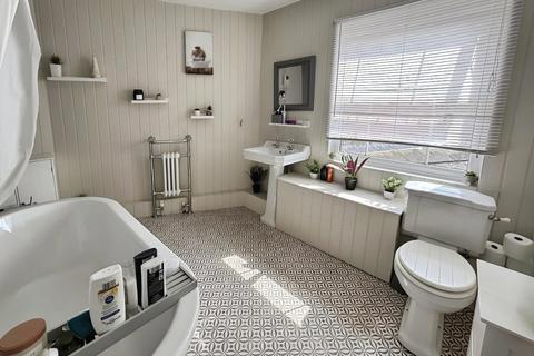 3 bedroom end of terrace house for sale, Newbridge Hill, Lincolnshire LN11