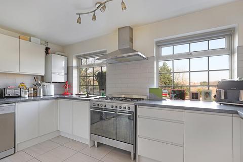 4 bedroom end of terrace house for sale, Palmerston Road, Essex IG9