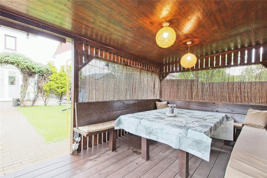 Outdoor Eating Area