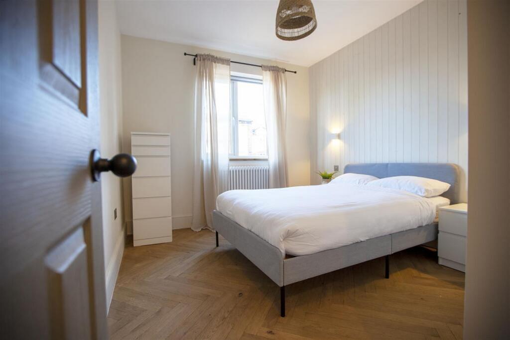 This beautifully designed double bedroom featur...