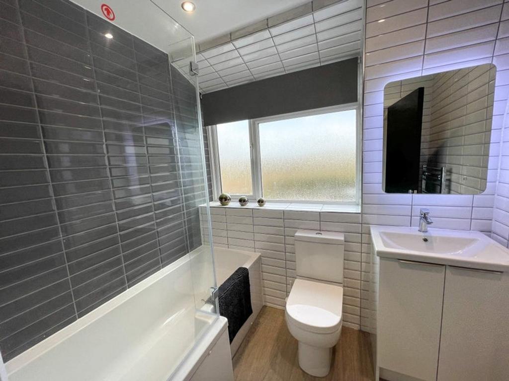A modern and well-maintained bathroom suite fea...