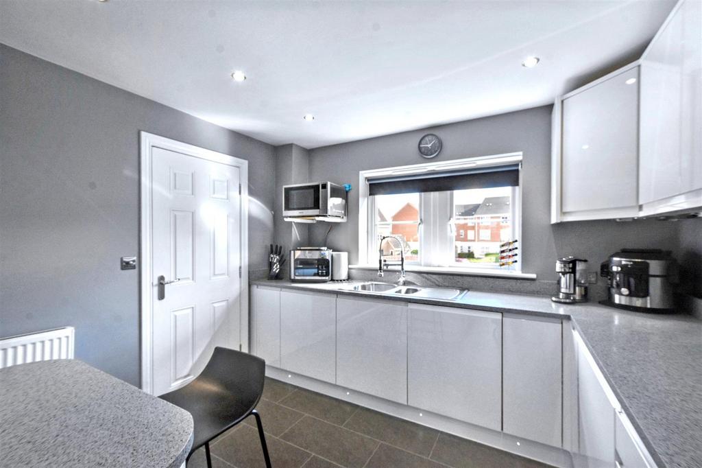 Kitchen 2.jpeg