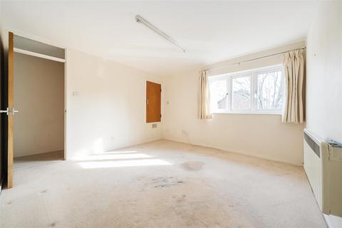1 bedroom maisonette for sale, Fitzjohn Close, Guildford
