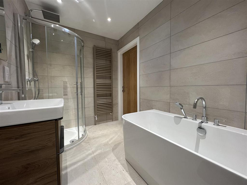 Bathroom (1).jpg