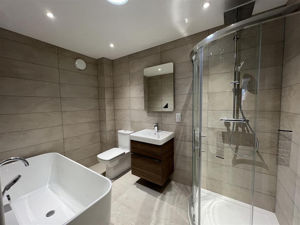 Bathroom (2).jpg