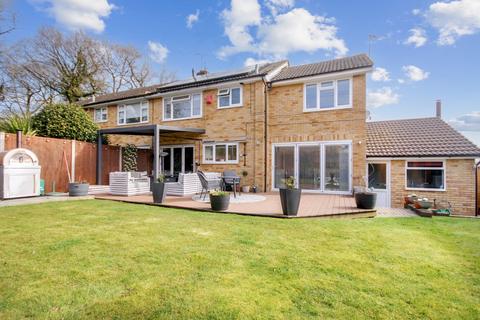 4 Dickens Close, East Grinstead, RH19 1SE
