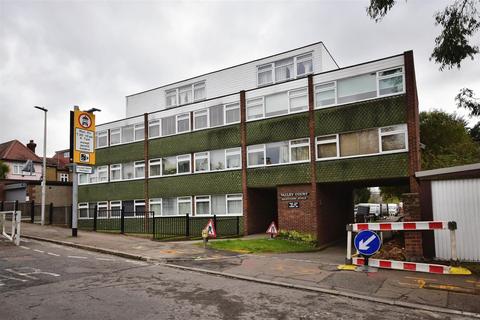 2 bedroom house to rent, Cavendish Avenue, Woodford Green IG8