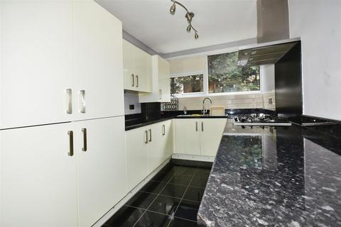 2 bedroom house to rent, Cavendish Avenue, Woodford Green IG8