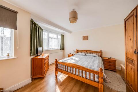 25 Lawford Gardens, Dartford, DA1 3AL