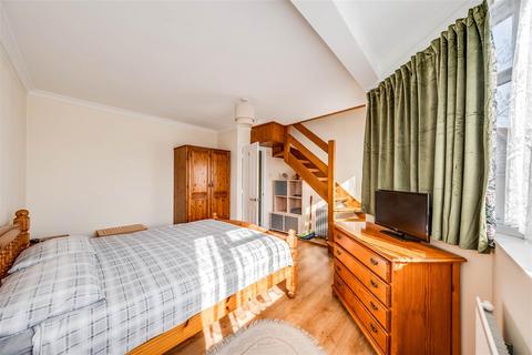 25 Lawford Gardens, Dartford, DA1 3AL