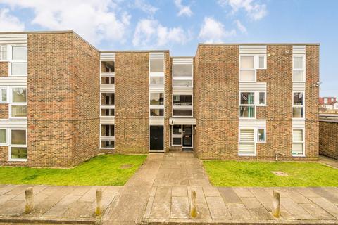 2 bedroom flat to rent, Cross Deep, Twickenham TW1