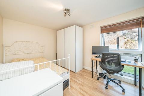 2 bedroom flat to rent, Cross Deep, Twickenham TW1